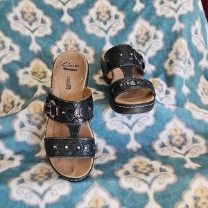 Clarks 6.5 Black Slide Sandals EUC
